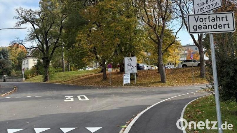 In drei Straßen in Neustadt wurde "Rechts vor Links" eingeführt – auch hier in der Georgstraße gilt nun die neue Vorfahrtsregelung. Markierungen am Asphalt und ein Schild weisen darauf hin. Bild: Julia Fienz