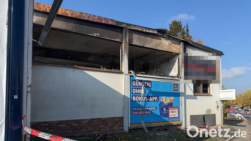 Zerschellte Glasfenster, schwarze Rußspuren an der weißen Gebäudefassade und ein verbogenes Metalldach – Eine Autowerkstatt stand am Dienstagmorgen in Amberg in Flammen. Bild: Petra Hartl