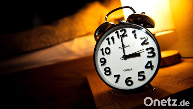 Am Ende der Sommerzeit wie Uhr wird um eine Stunde zurückgestellt. (Symbolbild) Bild: Sina Schuldt/dpa