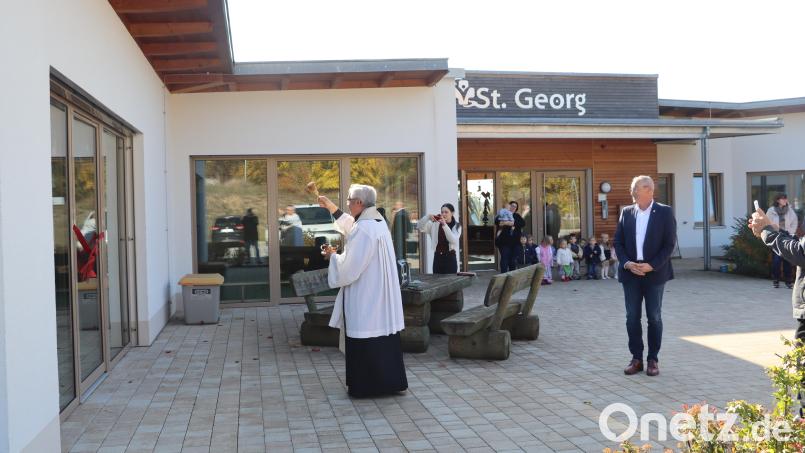 Pfarrer Niemczewski segnet die Räumlichkeiten der neuen "Orangen Gruppe" im Kindergarten St. Georg. Bild: Michael Rabenhofer
