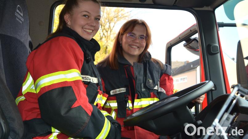 Stolz sind Lena Nemsow (vorne) und Julia Hildebrand, dass sie gleich auf Anhieb den Lkw-Führerschein geschafft haben, der sie zum Fahren großer Feuerwehrfahrzeuge berechtigt. Bild: Josef Rosner