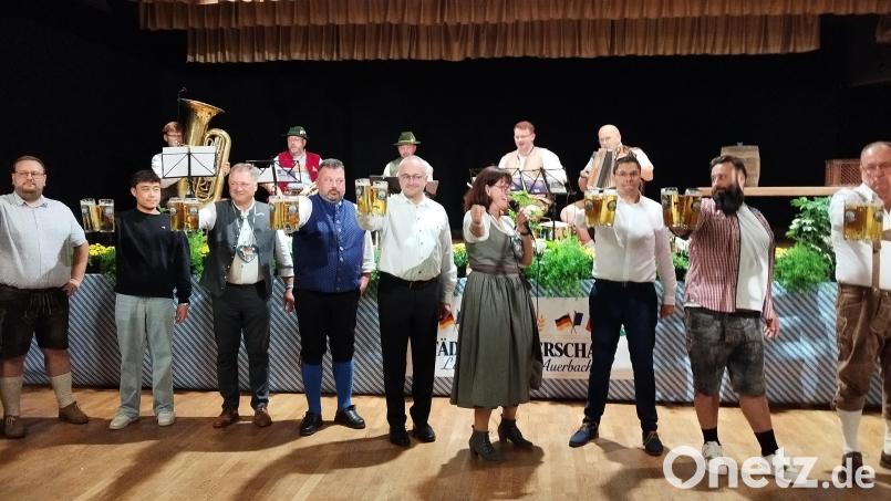 Hoch die Krüge: Amüsante und kurzweilige Spiele lockerten den Abend auf. Bild: Monika Ziegeler