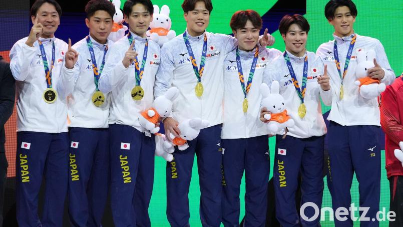 Die japanischen Turner haben bei der WM die Goldmedaille in der Mannschaftswertung gewonnen. Bild: Francisco Seco/AP/dpa