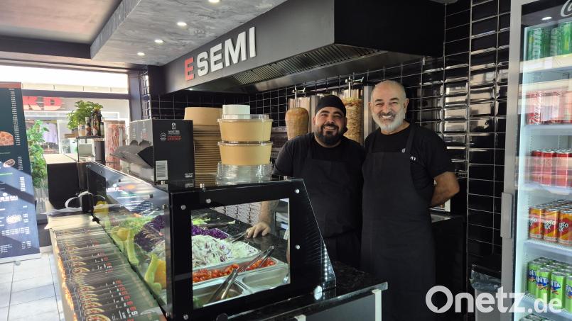 Josef Cakmak (rechts) mit Mitarbeiter Dalel in seinen neuen Döner-Imbiss "E Semi" in Floß. Bild: Lowak