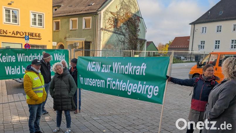 Protest vor der Versammlung der Regionalen Planungsausschusses': Mehrere Bürgerinitiativen drückten am Dienstag ihre Ablehnung gegenüber des Windkraftausbaus vor dem Landratsamt in Neustadt/WN aus. Bild: wüw