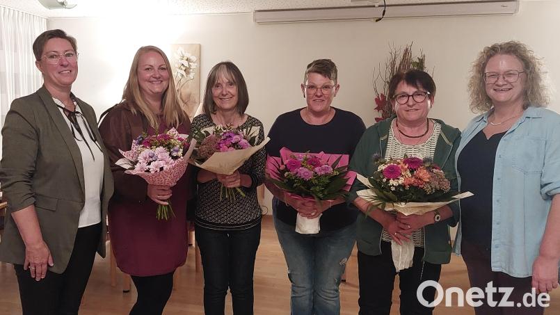 Die Geehrten zusammen mit der Einrichtungsleiterin Claudia Kraus (links) sowie Pflegedienstleiterin . Jasmin Lindner (rechts). Bild: Marta Szubartowicz