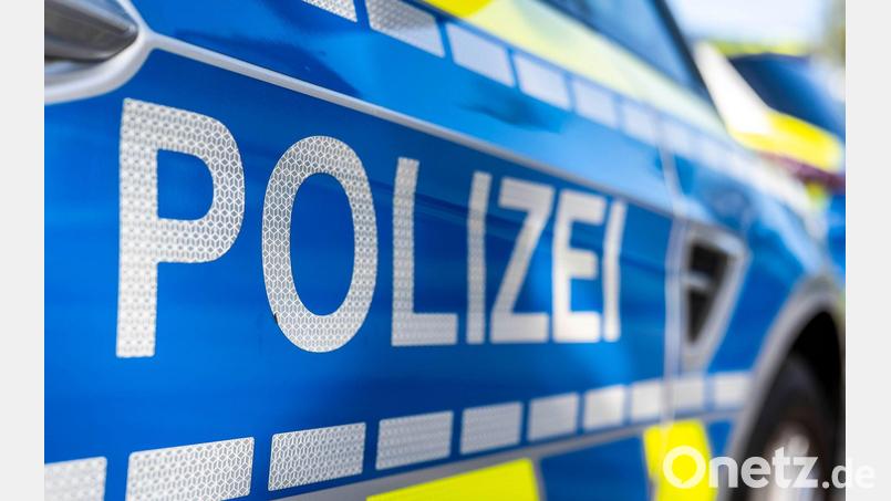 Vier junge Fußballfans sind in Berg bei Neumarkt von mehreren Vermummten in ihrem Auto angegriffen und ausgeraubt worden. (Symbolbild) Bild: David Inderlied/dpa