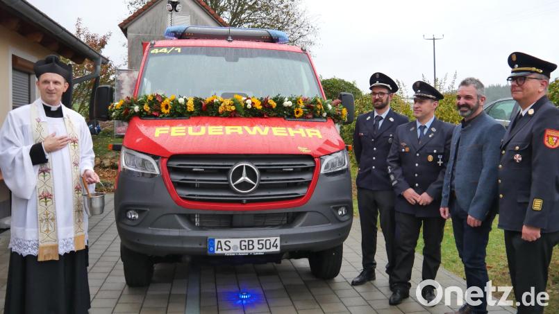 Bei der Segnung des neuen Fahrzeugs regnete es nicht nur Weihwasser, von links: Pfarrer Michael Polster, Kommandant Tobias Kaspar, Vorstand Norbert Pöllinger, Bürgermeister Elmar Halk und Kreisbrandrat Christof Strobl. Bild: Norbert Weis