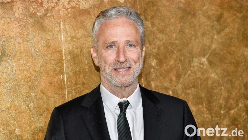 Der US-Comedian hat seinen Vertrag bei der „Daily Show“ verlängert. (Archivbild) Bild: Evan Agostini/Invision/AP/dpa
