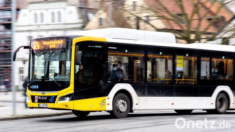 Am Dachauplatz in Regensburg ist ein Mann unter einen Bus geraten (hier ein Symbolbild) und im Bereich der Reifen eingeklemmt worden. Symbolbild: Hauke-Christian Dittrich/dpa
