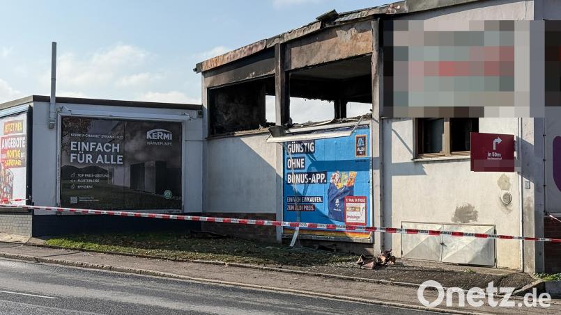 Bei einem Feuer in einem Autohaus in Amberg ist ein Gebäude komplett zerstört worden. Bild: Petra Hartl