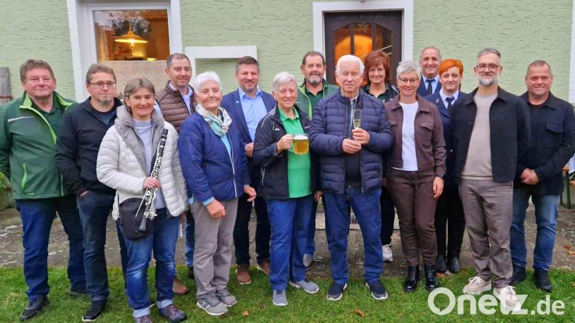 Vereinsabordnungen, Freunde, Bürgermeister Peter Neumeier sowie die Familie ließen Jubilar Hans Forster (vorne Mitte), bekannt als "Forster Stutz", zu seinem 85. Geburtstag hochleben. Bild: mab