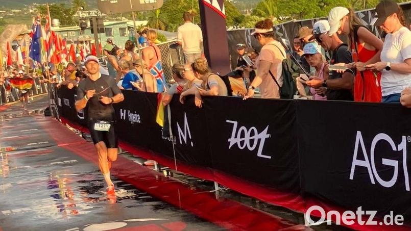 Nach zehn Stunden harter Arbeit: David Neidl beim Ironman Hawaii auf dem Weg in Richtung Ziel. Bild: Neidl/privat