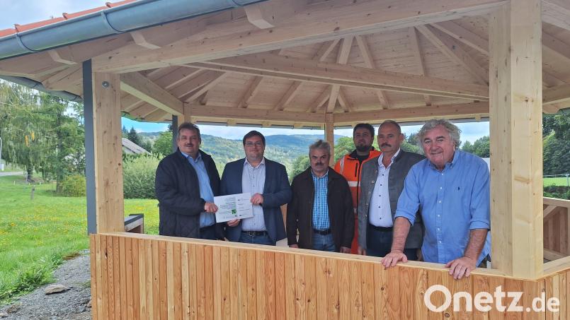 Treffen am neuen Pavillon in Rackenthal: Bürgermeister Reinhard Kreuzer, ILE-Manager Christian Karl, 3. Bürgermeister Josef Fleißer, Bauhofchef Florian Ring und 2. Bürgermeister Gerhard Maier sowie Projektbegleiter Hans Fischer (von links). Bild: Jutta Grosser
