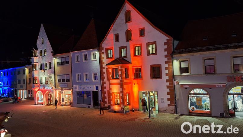 Bunt angestrahlte Fassaden – das war "Auerbach leuchtet" bei der Premiere 2025. Jetzt gibt es eine Neuauflage. Archivbild: Gewerbeverein Auerbach