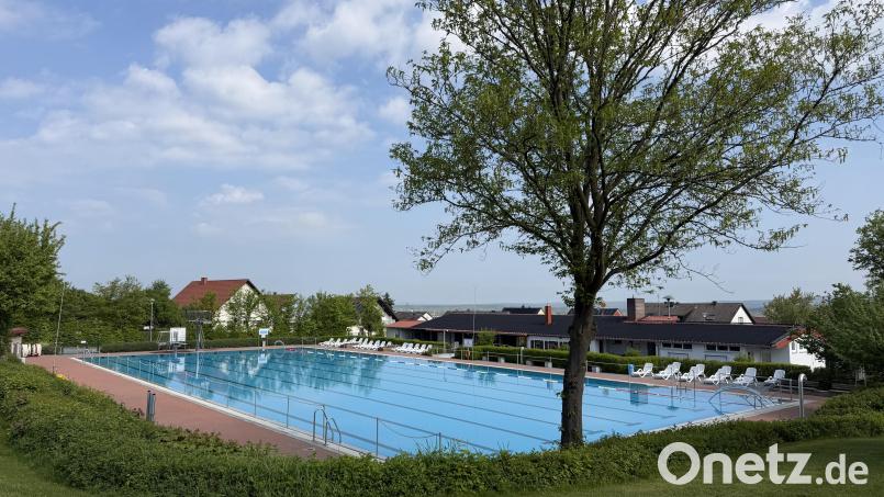 Die zugesagte Fördersumme von 2.635.200 Euro zur Sanierung kommunaler Sportstätten wird für die Modernisierung des Höhenschwimmbads investiert. Im ersten Schritt sollen die gesamte Badtechnik und der Kleinkindbereich erneuert werden. Bild: Stadt Vilseck