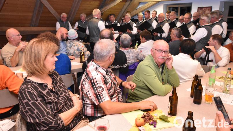 Die Besucher im vollbesetzten Pfarrsaal lauschten den Liedbeiträgen des Chors. Bild: Norbert Weis
