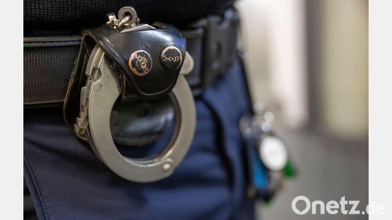 Polizisten nahmen den Mann fest, nachdem er von Zeugen am Tatort festgehalten worden war. (Symbolbild) Bild: Peter Kneffel/dpa