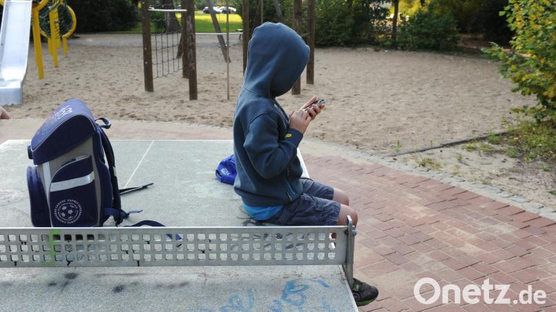 Smartphone statt Schule: Immer mehr Schüler fehlen auffällig oft im Unterricht. Die Ursachen für Schulabsentismus sind vielfältig, und im Umgang damit könnte sich noch einiges verbessern, sagt der Ärztliche Direktor Dr. Christian Rexroth. Symbolbild: Jens Kalaene