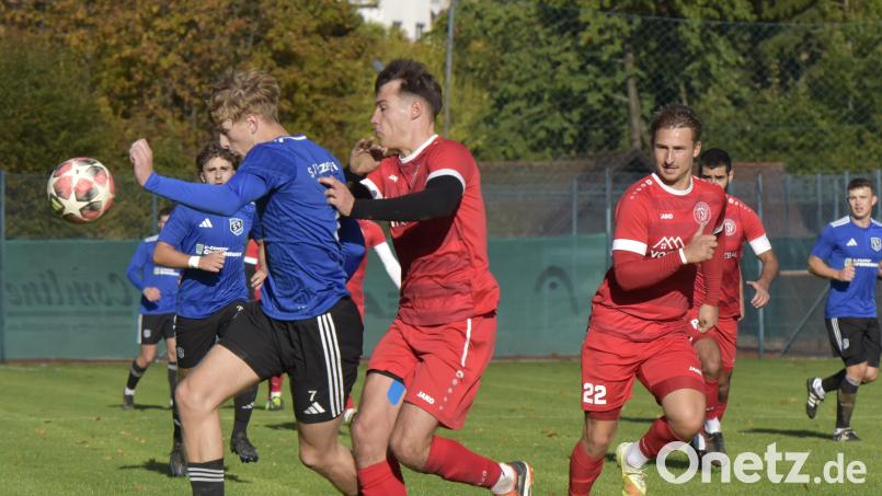 Der Etzenrichter Johannes Janker (links, im Spiel bei der SpVgg Pfreimd) ist mit 15 Treffer der Top-Torjäger der Bezirksliga Nord zur Saisonhalbzeit. Bild: Hans Mark