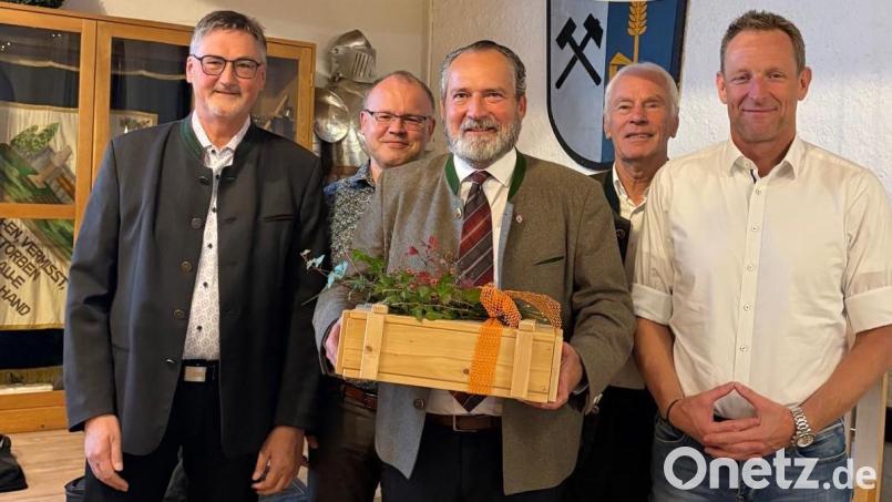 Versammlung bei der Bemo: Die Vorstände Hans Prechtl, Herbert Werner (erster und zweiter von links), Christian Meyer (rechts) und Aufsichtsratsvorsitzender Arnold Kimmerl (zweiter von rechts) verabschieden Bürgermeister Frank Zeitler (Mitte) aus dem Aufsichtsrat. Bild: Bernhard Werner