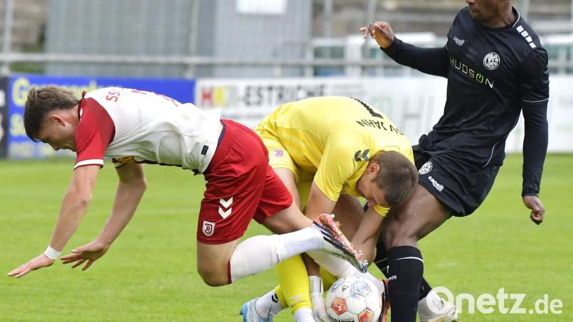 Etwas chaotisch im Moment: Die DJK Gebenbach um Jeanpaul Uzuamaka Ajala-Alexis (rechts) ist nach zuletzt drei Niederlagen bei Viktoria Aschaffenburg gefordert. Bild: Hubert Ziegler
