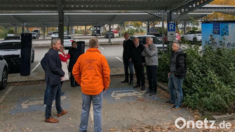 Bei einem Ortstermin am Hockermühlbad in Amberg haben sich die Kommunalpolitiker vorab Informationen aus der Praxis geholt. Bild: Thomas Hottner