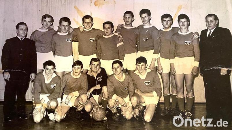 Die Jugendmannschaft im Jahr 1965: (stehend, von links) Trainer Fritz Hergeth, Harald Schellenberger, Richard Thaller, Peter Daniel, Sepp Braun, Fritz Beier, Adolf Praschl, Sepp Meier, Kurt Wagner, Betreuer Fritz Beier sen. und (kniend von links) Peter Fiedler, Paul Neblich, Hans Hammer, Georg Stör und Georg Burkhard. Archivbild: Georg Burkhard