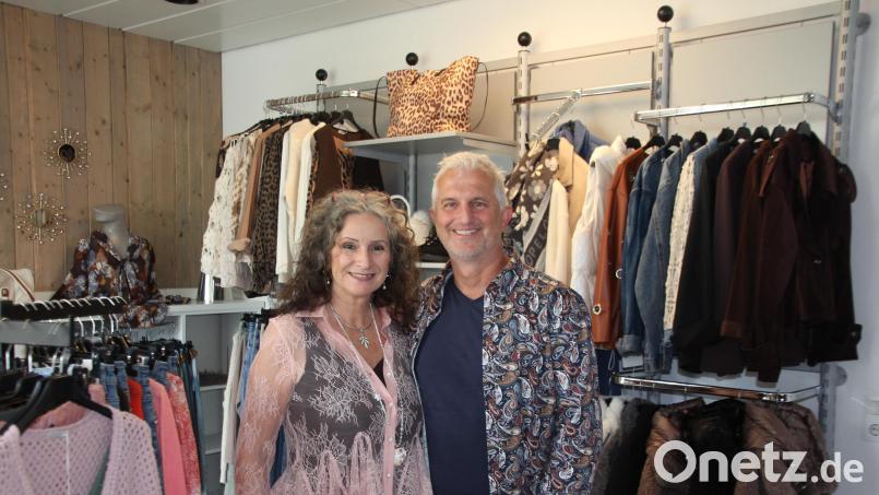 Marion Färber mit ihrem Partner Martin Zant. Beide sind trotz aller Schicksalsschläge optimistisch und wagen mit der Boutique einen Neuanfang. Bild: Konrad Rosner