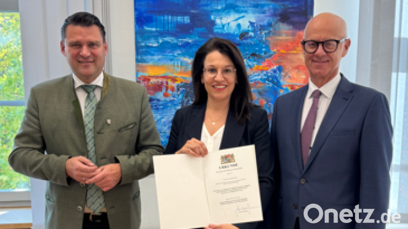 Regierungspräsident Walter Jonas und Landrat Thomas Ebeling gratulierten Staatssekretärin Martina Englhardt-Kopf zum Erhalt der kommunalen Dankurkunde. Bild: Regierung der Oberpfalz