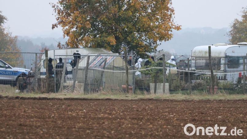 Ermittler sind bei einer Drogenrazzia im Landkreis Regensburg im Einsatz. Bild: Kestl/Vifogra MEDIA/dpa