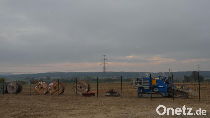 Derzeit sind die Arbeiter mit dem Zaunbau und dem Einbringen der dicken Stromleitungen auf dem Areal am Weißenberg zwischen Altenstadt und Obertresenfeld beschäftigt. Bis Ende April 2027 soll aus der heutigen Baustelle ein leistungsstarkes Solarfeld werden. Bild: Elisabeth Dobmayer