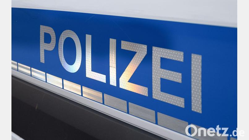 In Regensburg wurde ein Fußgänger unter einem Bus eingeklemmt und schwer verletzt. (Symbolbild) Bild: Daniel Vogl/dpa