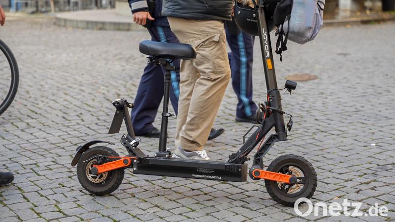 E-Scooter und ihre Fahrer hat die Amberger Polizei am Montag bei einer Schwerpunktaktion in der Fußgängerzone und an anderen Stellen im Stadtgebiet kontrolliert. Bild: Erik Glaubitz