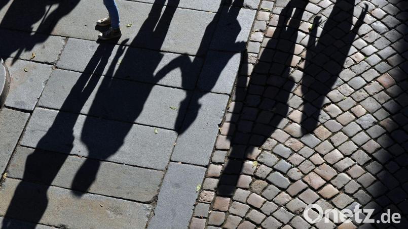 In den Großstädten stellen junge Erwachsene im Alter zwischen 25 und 34 Jahren die größte Altersgruppe, außerhalb der Großstädte sind es die in den 1950er und 1960er Jahren geborenen Babyboomer. (Symbolbild) Bild: Matthias Hiekel/dpa-Zentralbild/dpa