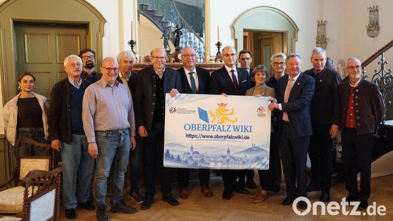 Das Oberpfalz-Wiki startet neu in die Zukunft. In Regensburg wurde die Trägerschaft durch den Oberpfälzer Kulturbunds besiegelt. Bild: Anna Heidenreich, Bezirk Oberpfalz