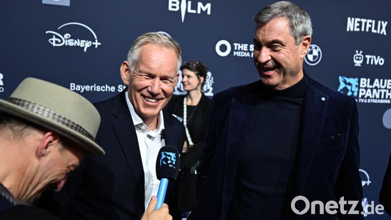 Kerner und Söder kamen gemeinsam zur Preisverleihung. Bild: Felix Hörhager/dpa