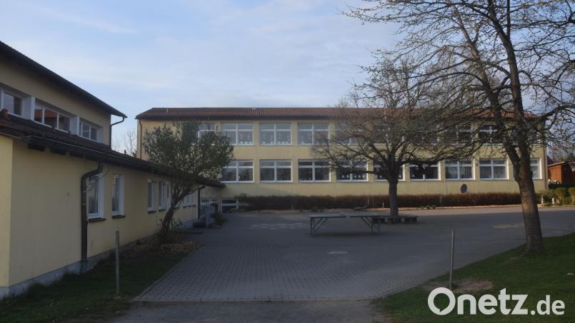 Grundschule Püchersreuth (hintern) mit der Turnhalle (links). Ihr gegenüber soll parallel zum TSV-Sportplatz das Gebäude für die Ganztagsbetreuung errichtet werden. Durch diese Dreiseitformation würde ein Innenhof entstehen. Bild: Ernst Frischholz