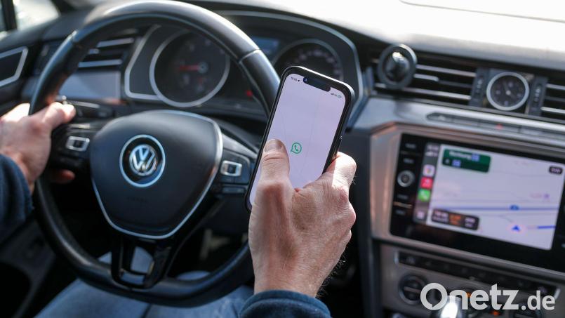 Die mit der Digitaltechnik im Auto einhergehende Ablenkung erhöht nach Analyse der Allianz das Unfallrisiko ganz erheblich. (Symbolbild) Bild: Jan Woitas/dpa