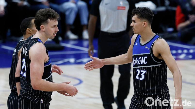 Tristan Da Silva (rechts) bleibt Teamkollege von Franz Wagner bei den Orlando Magic. Bild: Duane Burleson/AP/dpa