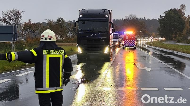 Wegen eines Unfalls auf der B 470 bei Eschenbach kam es am Mittwochmorgen zu Verkehrsbehinderungen. Bild: Jürgen Masching