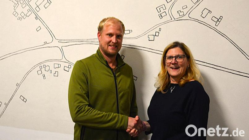 Der neue Ortssprecher von Steiningloh, Sebastian Lobenhofer, und Hirschaus Bürgermeisterin Beate Dietrich freuen sich auf eine gute Zusammenarbeit. Bild: Fritz Dietl