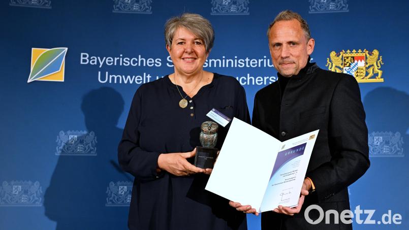Umweltminister Thorsten Glauber händigt Mariele Junak, Vorsitzende des Tierschutzvereins Weiden und Umgebung, den Bayerischen Tierschutzpreis aus. Bild: Astrid Schmidhuber
