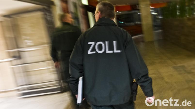 in Regensburg haben Zollbeamte mehrere Objekte durchsucht. Symbolbild: Nicolas Armer/dpa