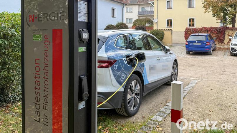 In Rosenberg sind Ladesäulen noch rar gestreut. Am Parkplatz in der Hauptstraße können E-Autos geladen werden. Bild: Petra Hartl