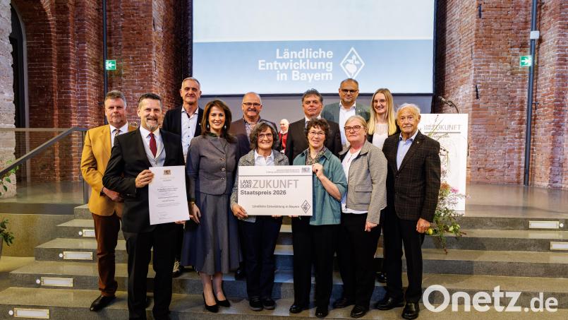 Eine Abordnung aus der Gemeinde Etzelwang nahm in München von Ministerin Michaela Kaniber (Vierte von links) den Staatspreis Ländliche Entwicklung in Bayern in der Kategorie „Umfassende Leistungen“ für ihre Dorferneuerung entgegen. Bild: Matthias Balk/StMELF