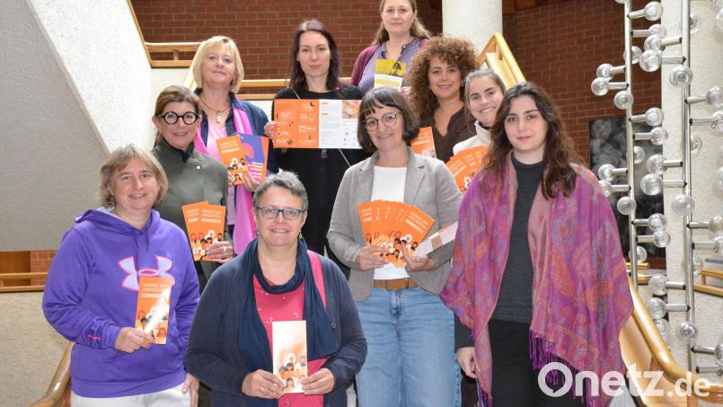 Die Kooperationspartner des diesjährigen "Orange Days" präsentierten ihre Projekte und Angebote. Bild: Helmut Kunz