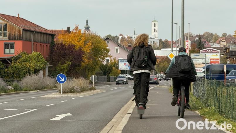 E-Scooter gehören mittlerweile fest zum Stadtbild von Sulzbach-Rosenberg – genauso wie Regelverstöße. Wie hier damit auf Gehsteigen zu fahren, ist grundsätzlich verboten. Bild: Petra Hartl