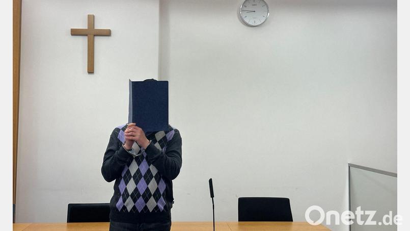 Ein 39 Jahre alter Mann ist vor dem Landgericht Deggendorf angeklagt, die Staatsanwaltschaft wirft ihm Mord an zwei Nachbarinnen und einem Nachbarn in einem Mehrfamilienhaus in Zwiesel vor. Bild: Ute Wessels/dpa
