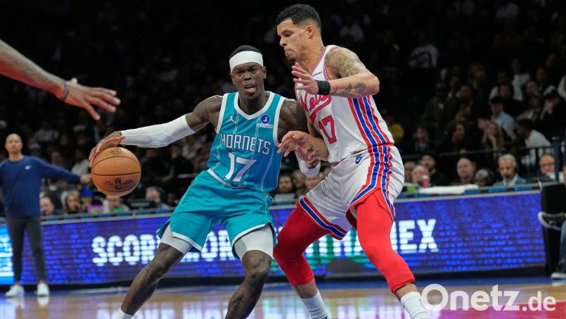 Dennis Schröder (l.) feierte ein erfolgreiches Debüt für sein neues Team. Bild: Seth Wenig/AP/dpa